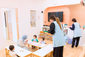 写真：【正社員保育士】くじら保育室/東京西徳洲会病院内/有給取得率100％/残業月5ｈ以内/拝島駅徒歩7分/車通勤OK/昭島市